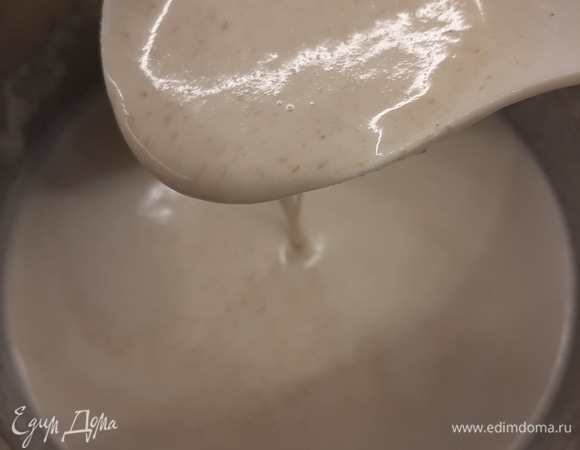 В стакан молока (300 мл) добавить яйца, взбить венчиком до однородности, добавить соль, сахар, муку (я взяла пополам пшеничную и ржаную муку, но вы можете использовать полностью пшеничную) и соду, муки может понадобиться больше или меньше, тесто должно получиться по консистенции, как на оладьи. Затем вылить 1 стакан крутого кипятка, быстро перемешать и добавить масло.