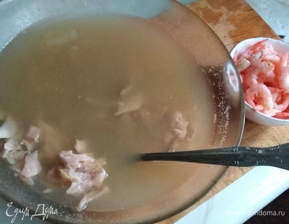 Сварить рыбный бульон из слабосоленой форели. Процедить. Я добавила еще рыбью голову и головы креветок. Креветки очистить.