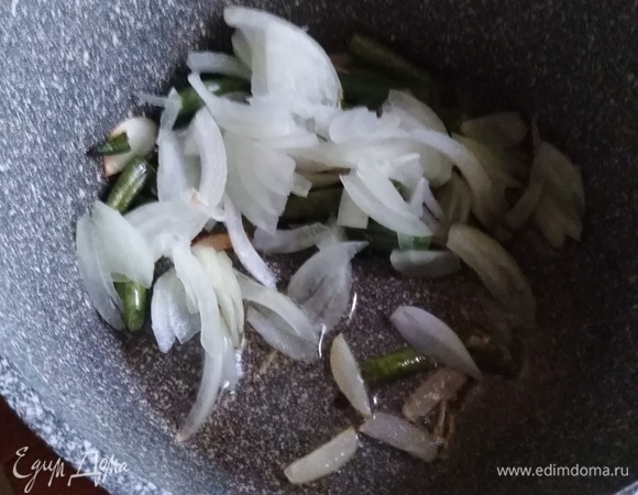 Всыпать нарезанный лук. Обжарить.