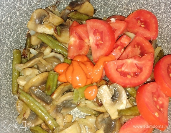 Добавить нарезанный помидор и пасту чили. Жарить в течение 5 минут.