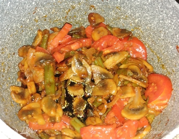 Влить соевый соус.