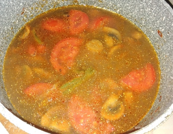 Добавить рыбный бульон. Довести до кипения.