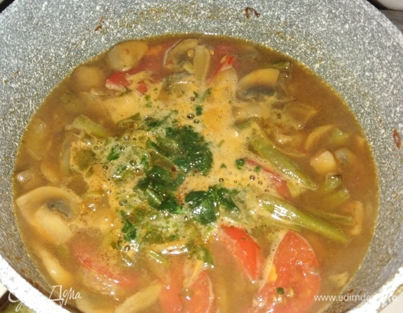 Всыпать зелень петрушки. Варить суп 5 минут.