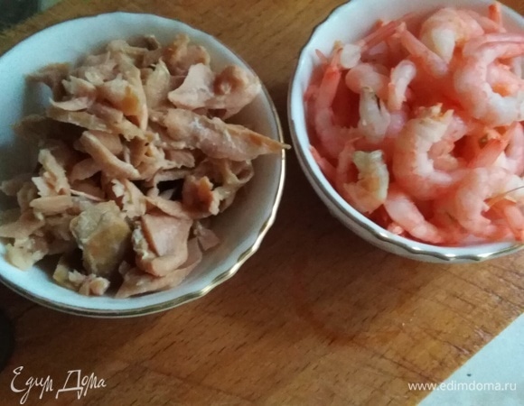 Выключить огонь. Выложить в суп рыбу и креветки. Подать к столу.