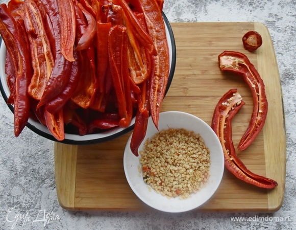 Подготавливаю острый перец, освобождаю от верхушек, белых перегородок и семян. При работе с острым перцем советую защитить руки — надеть перчатки.