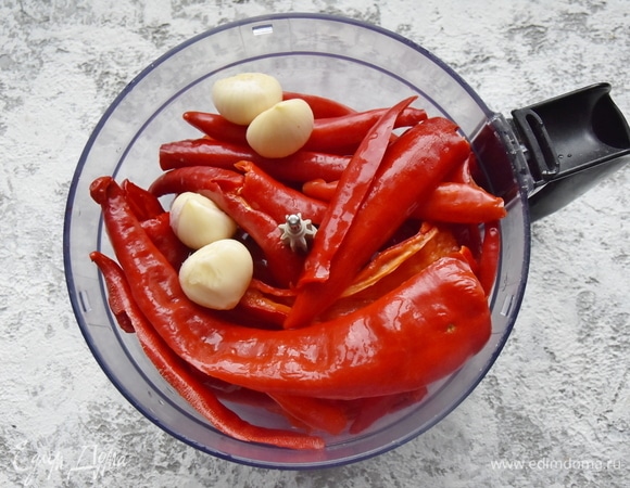 В кухонном комбайне измельчаю перец вместе с очищенными зубчиками чеснока.