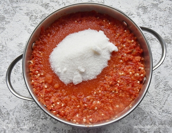 Добавляю соевый и рыбный соус, сахар и уксус. Увариваю массу до желаемой консистенции.