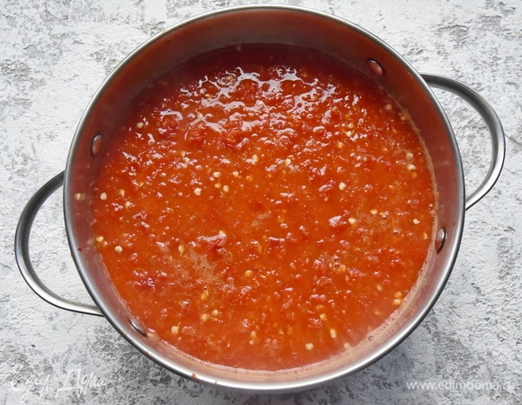 Первый вариант соуса готов. Для второго варианта соуса (с более мягкой остротой и более однородной консистенцией) вливаю в соус стакан холодной воды с разведенным в ней крахмалом. Перемешиваю, довожу соус до кипения. Даю покипеть минут 5.