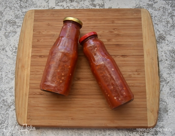 Готовый соус разливаю в подготовленные стеклянные бутылки, стерилизованные над паром, и герметично закрываю.