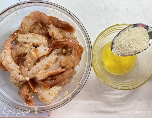 В маленькой миске смешать сливочное масло и панировочные сухари.