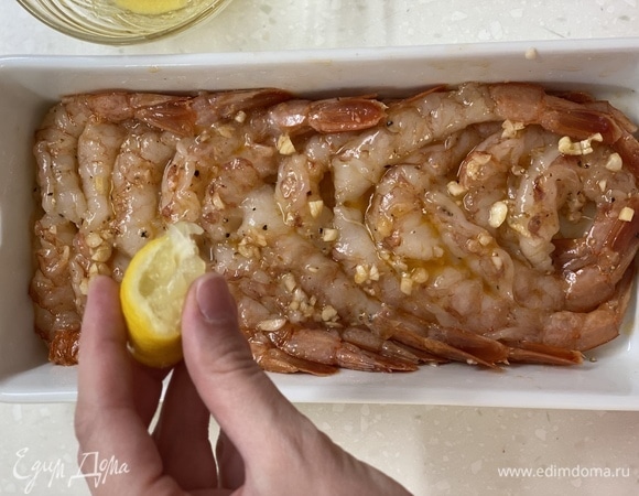 Выложить креветки в форму для выпекания в один слой. Сбрызнуть лимонным соком.