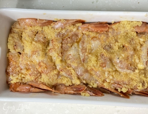 Сверху равномерно посыпать смесью сливочного масла и сухарей. Запекать в разогретой до 220°C духовке 10–20 минут, до золотисто-коричневого цвета.