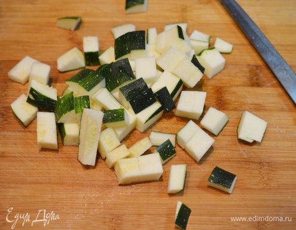 Молодые кабачки можно не чистить. Семечки удаляйте только крупные. Нарежьте овощ кубиком.