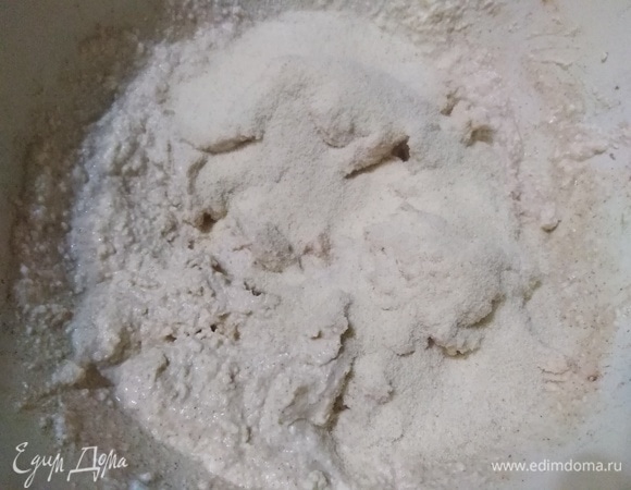 Пробить блендером до однородной массы. Всыпать манку, хорошо перемешать.