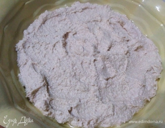 Форму смазать растительным маслом, выложить творожную массу.