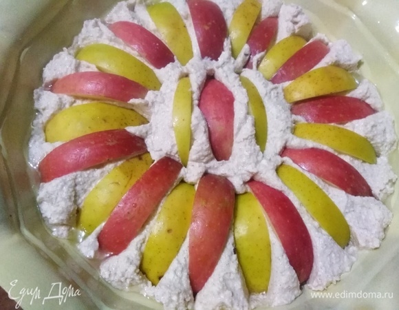 Яблоки нарезать дольками, удалить сердцевину. Выложить в творожную массу. Поставить в разогретую духовку. Выпекать в течение 1 часа при 180°C.