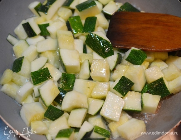 Обжарьте с добавлением масла до золотистого цвета.