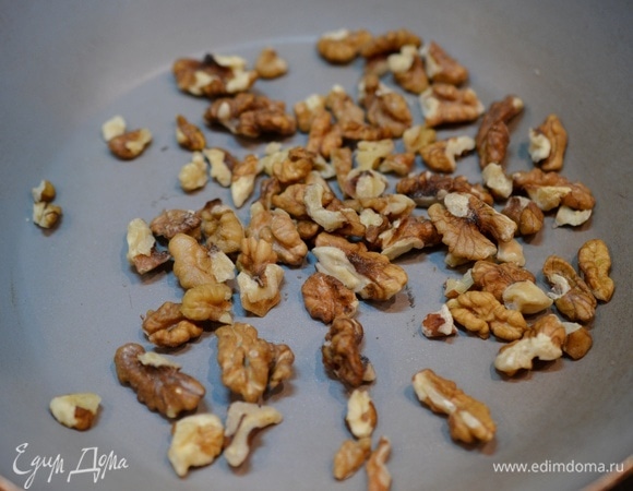 Грецкие орехи поджарьте на сухой сковороде. Немного измельчите.