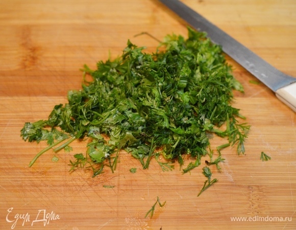 Зелень промойте, обсушите, измельчите.