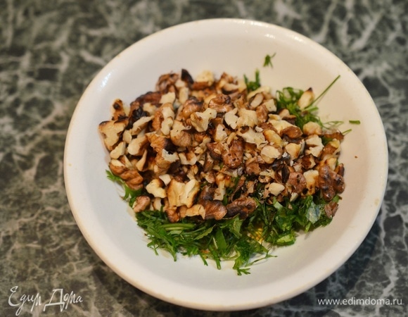 Смешайте зелень и орехи.