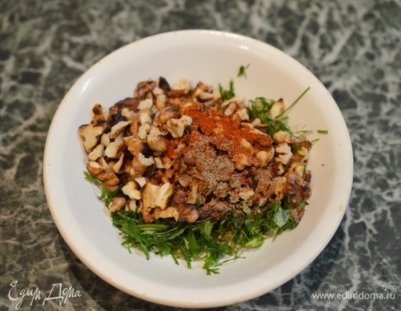 Добавьте перец, паприку.