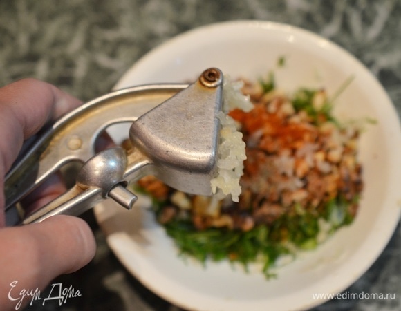 Измельченный чеснок.