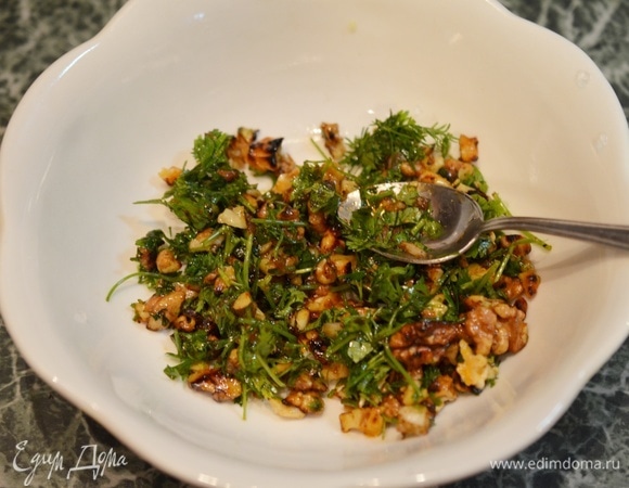 В салатник выложите ореховую заправку.