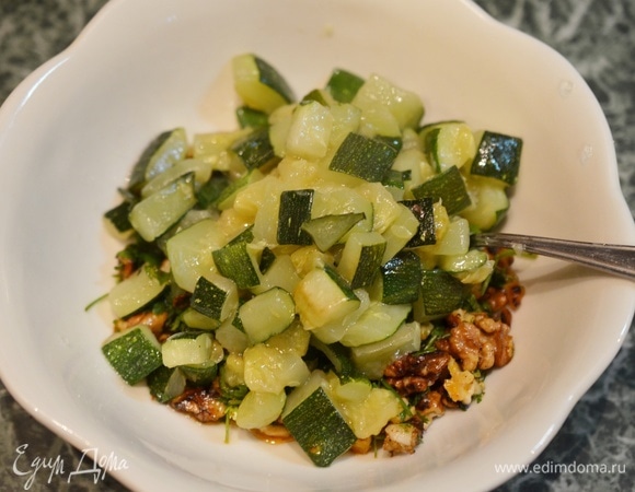 На нее — обжаренные кабачки.