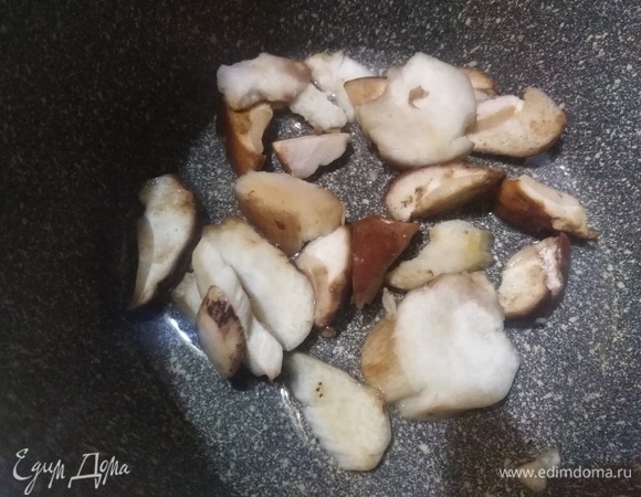 Грибы промыть, нарезать, обжарить на растительном масле с добавлением лука до золотистого цвета.
