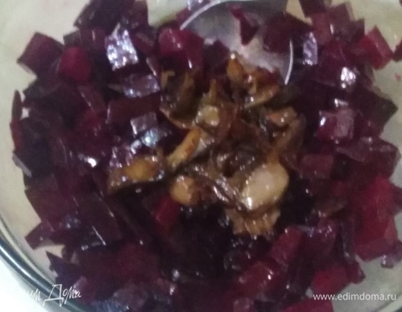 Охлажденные отварные овощи почистить. Свеклу нарезать, добавить к ней растительное масло, перемешать. Выложить обжаренные грибы.