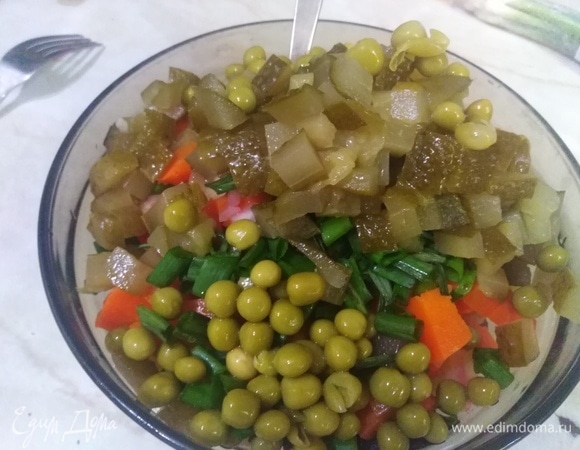 Нарезать картофель, морковь, репчатый и зеленый лук, соленые огурцы. Добавить зеленый горошек. Посолить. Влить растительное масло. Можно заправить майонезом — тоже очень вкусно.