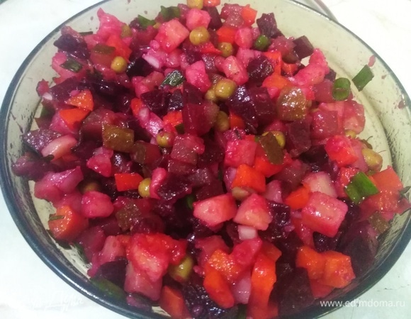 Салат перемешать, дать ему настояться в течение 10 минут.