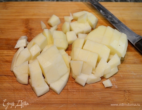 Картофель почистите и нарежьте кубиком.