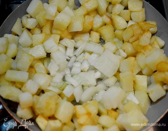 Отодвиньте жареную картошку к краям сковороды, в центр выложите лук. Обжарьте.