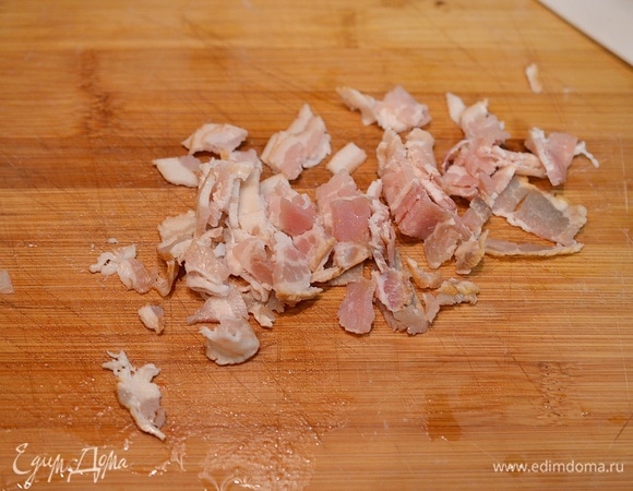 Бекон нарежьте кубиками. Можно взять сырокопченый или варенокопченый бекон. Если же вы противник копченостей, берите свежий бекон. Но в традиционном рецепте присутствует именно копченый бекон.