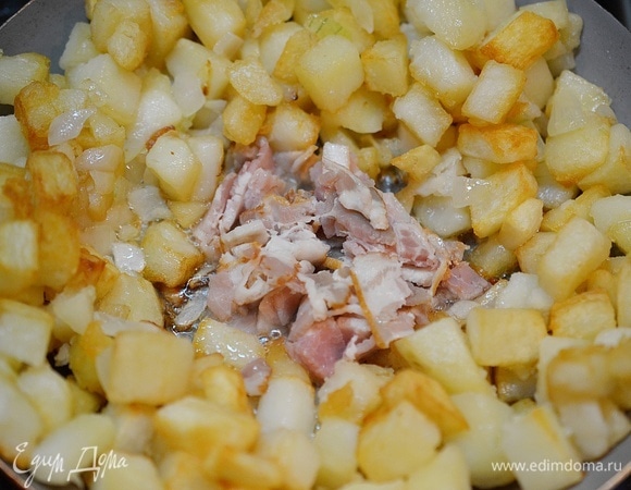 Выложите в серединку бекон, обжарьте до хрустящего состояния.