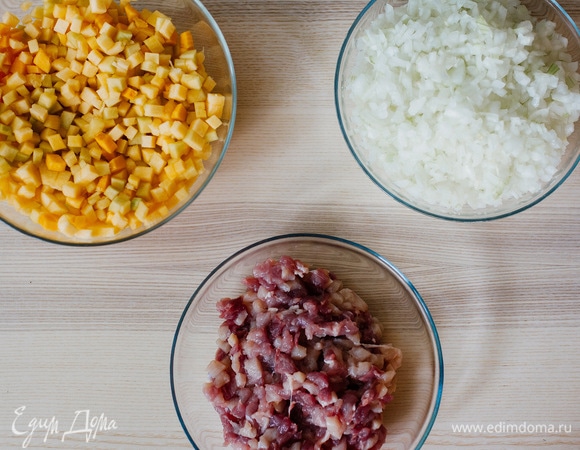 Мясо, тыкву и лук нарезать мелкими кубиками.