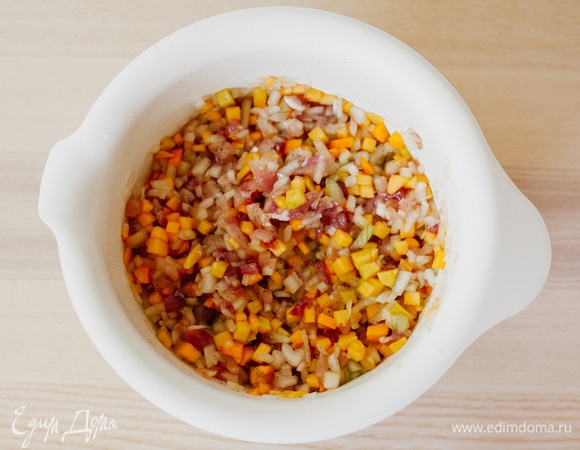 Все перемешать, хорошо посолить и поперчить.