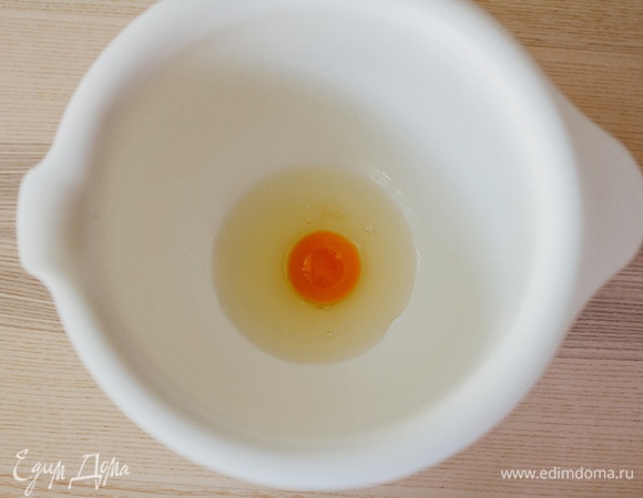 В чашу разбить яйцо и посолить.