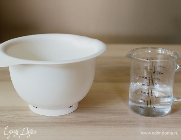 Влить воду.