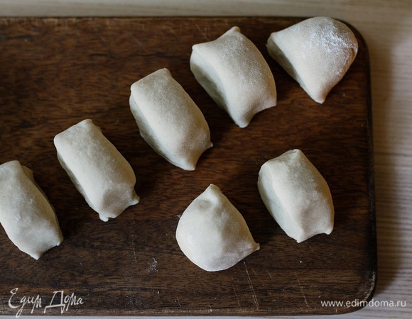 Теперь каждый колобок теста разделить на количество изделий, я делаю их небольшими, поэтому разрезала на 7 частей.