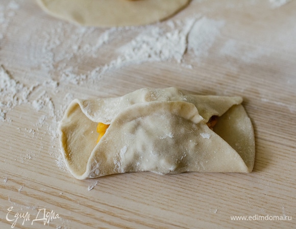 Выложить начинку и залепить середину.