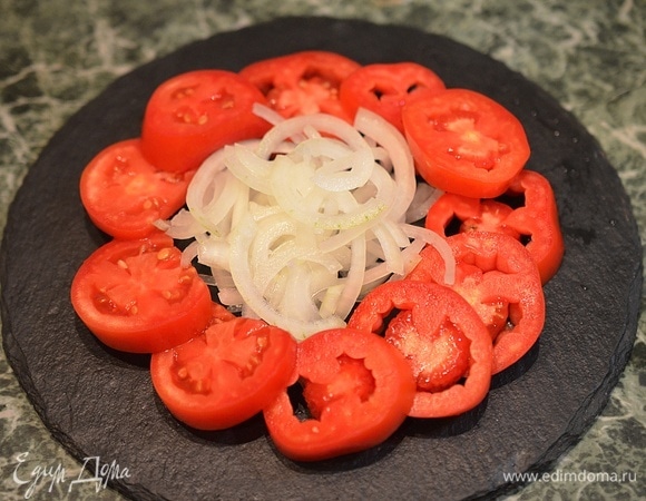 Отожмите лук от лишней жидкости и положите в центр помидорного круга.