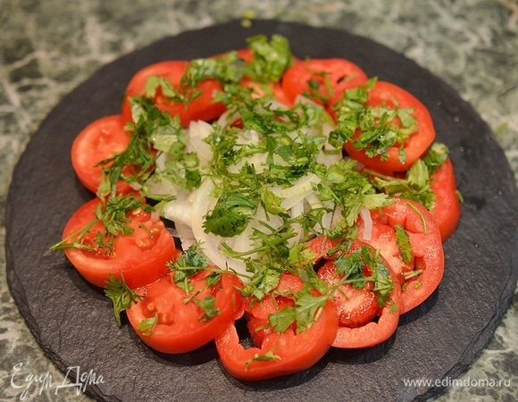 Зелень вымойте, обсушите, измельчите. Посыпьте салат измельченной зеленью.