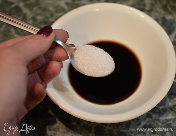 Для заправки в соевый соус добавьте сахар. Сахар сделает вкус более сбалансированным.