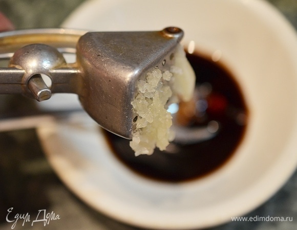 Добавьте измельченный чеснок.