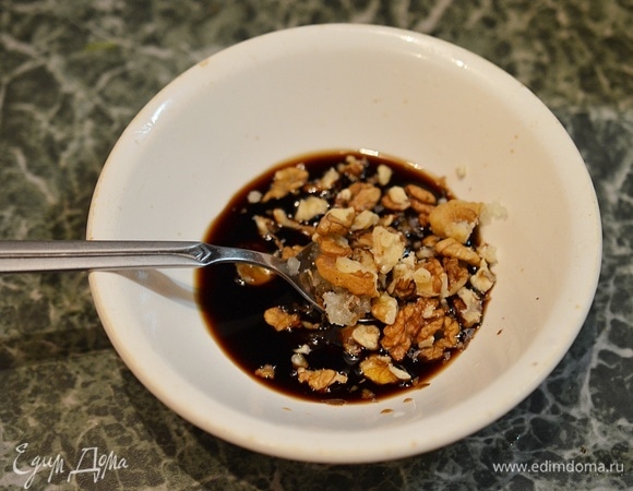 Добавьте измельченные грецкие орехи (при желании орехи предварительно можно слегка обжарить). Перемешайте.