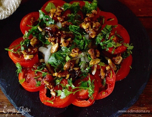 Полейте салат заправкой и подавайте к столу.