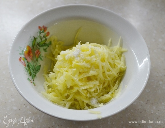 Кабачки натрите на терке (молодой овощ можно не чистить). Посолите и оставьте минут на 10.