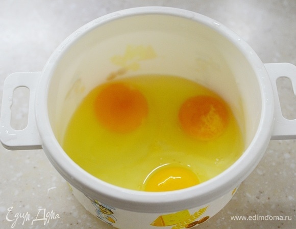 В миску вбейте яйца.